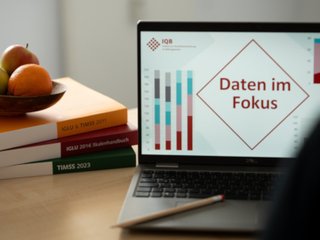 Buecherstapel mit Laptop "Daten im Fokus"