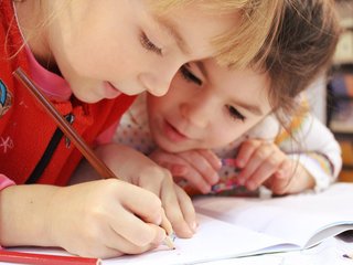 Kleinkinder beim Malen