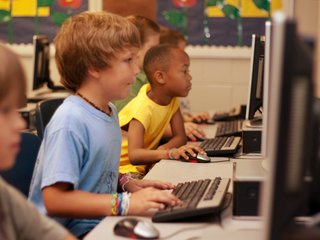 Schüler in Computerraum